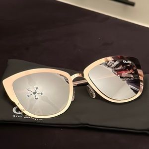 Quay supergirl mirrored sunnies in gold